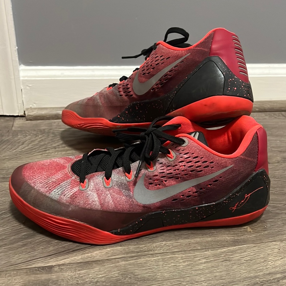 Nike Kobe 9 EM sneakers. Gym Red.